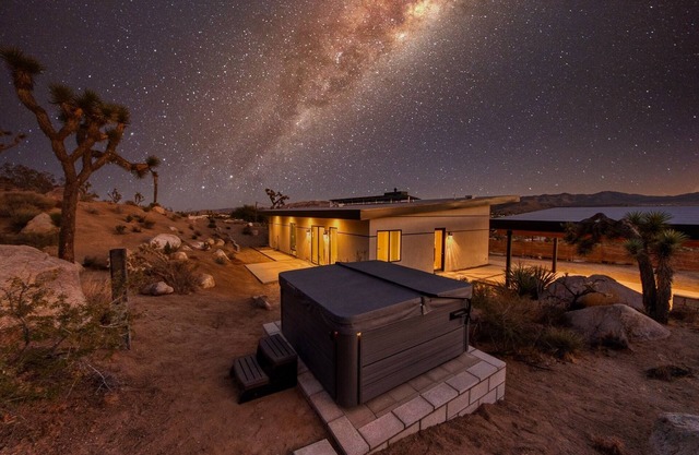 Desert Ridge - Hot Tub, Fire Pit, Bbq, Out Door Shower & Incredi 2 Bedroom Home by RedAwning