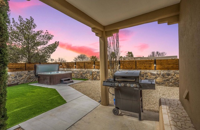 Desert Sanctuary Retreat! Pet Friendly! Hot tub!