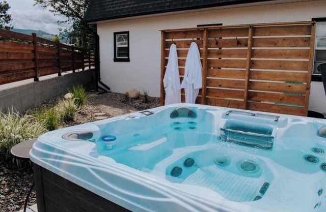 Desert Shores: 103 (Dog Friendly) Minutes from Okanagan Lake