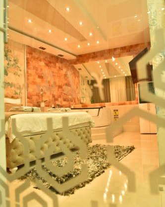 Design Apartment PREMIUM SPA LUX 4 STAR "DUBAI" Completely PRIVATE Wellness & Spa FREE INCLUDED Sauna & Jacuzzi & Salt Wall & Fire place & 3D Ceilings & Business WiFi & NETFLIX & Keyless code entry & FULL SMART APP & SECURE 2 Parking place