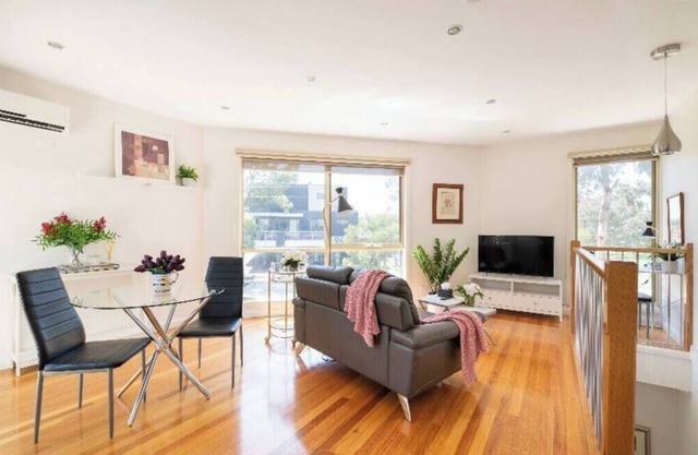Design/bright/cosy townhouse between airport &city