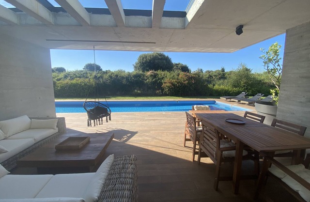 Casa de diseño con piscina cerca de la playa.