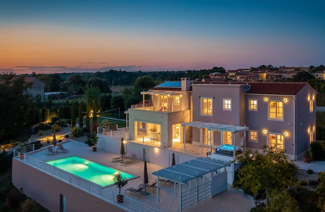 Design Villa Aqua ***** con piscina de 48m², cancha de golf, gimnasio y casa de spa