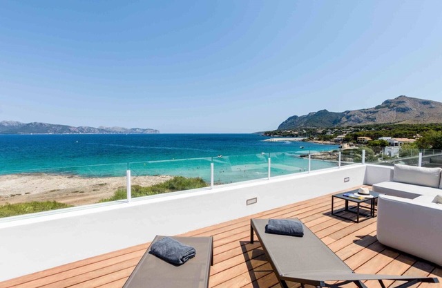 VILLA DE DISEÑO SOBRE EL MAR EN MAL PAS, ALCUDIA, ACCESO DIRECTO PLAYA Y PISCINA