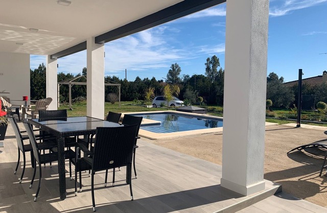VILLA DE DISEÑO CON GRAN JARDIN Y PISCINA PRIVADA