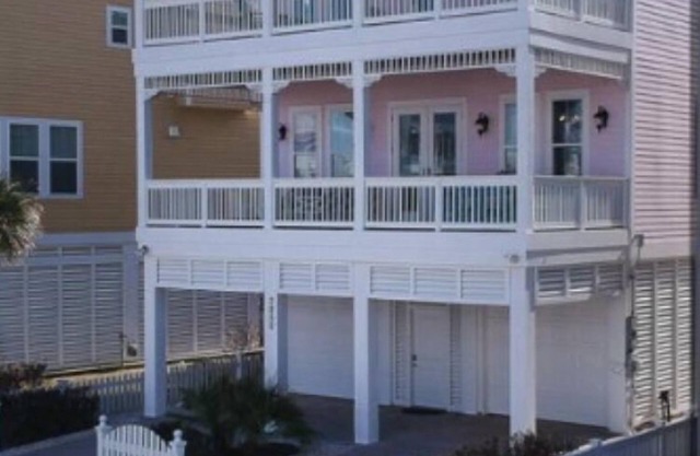 Designed for family gatherings! Enjoy beach views & a quick walk to the shore!