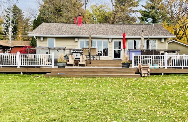 DESIGNED FOR FUN! LAKEFRONT HOME - PET FRIENDLY! HOT TUB, FIRE PIT READY TO GO!