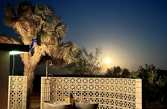 Designer 2-bedroom house in wonderful Landers with AC, WiFi 365 views 2.5 acres