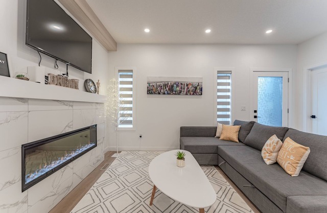 DESIGNER 4 BD Showhome/10 Mins DT w/ Garage & Fireplace