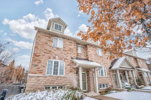Designer 4BR Executive Townhome w/Parking