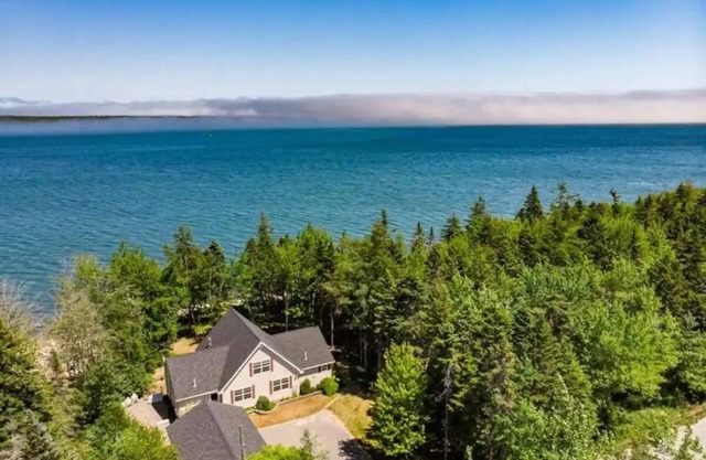 Designer Beachfront Chalet w/ Theater, Arcade & Beach Firepit Near Schoodic