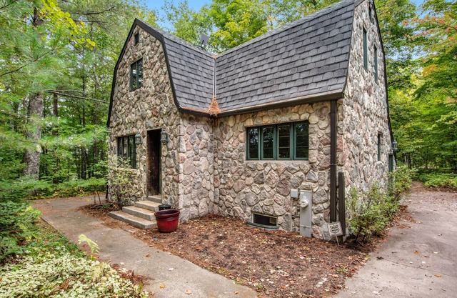 Designer cottage on Statenaker Lake with dock access, trails, & Norwegian Sauna