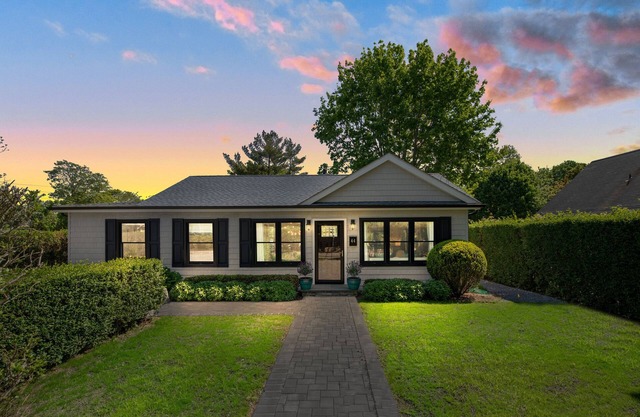 Designer Cottage walking distance Southampton Village