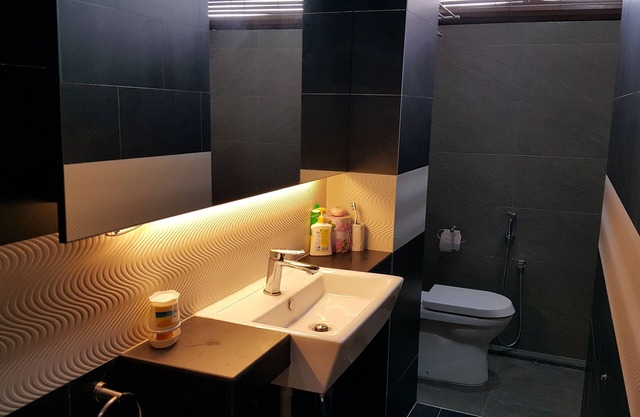Diseñador acogedor espaciosa cocina y sala de estar apartamento