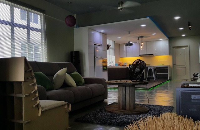 diseñador acogedor y espacioso salón y cocina apartamento