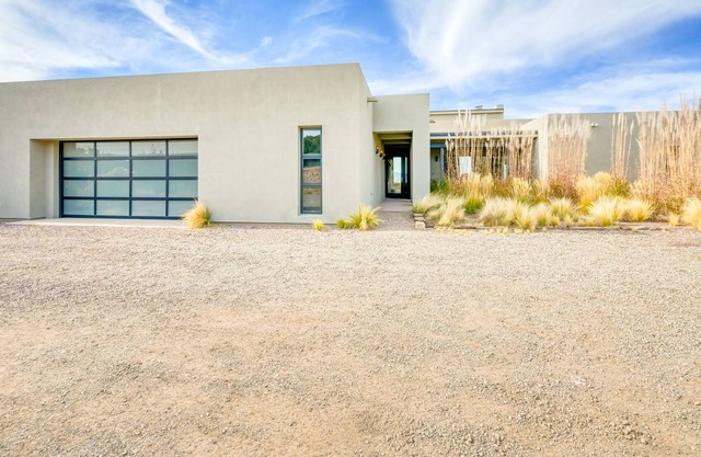 Designer desert stay on 45 acres with grand views, patio, soaking tub & W/D