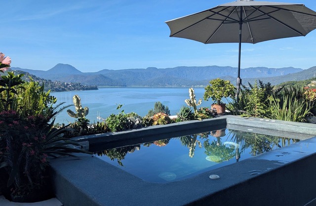 Casa de Diseño con Vistas Espectaculares al Lago y Jardines Exuberantes