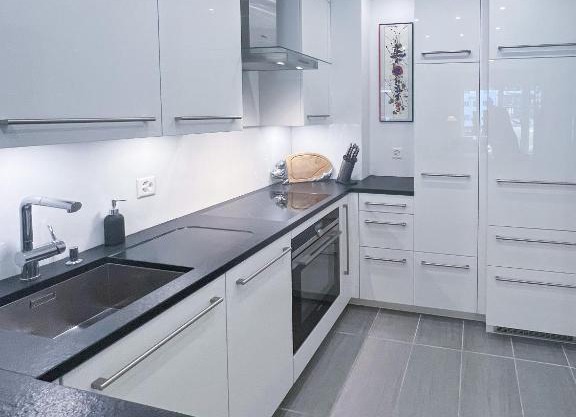 Designer Küche - Südbalkon - TG-Stellplatz - WLAN