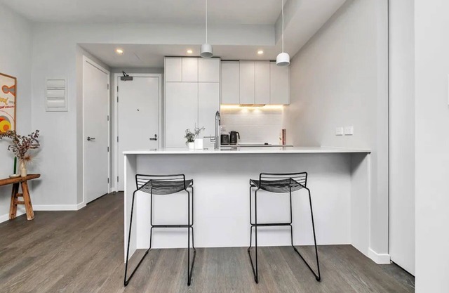 Designer Luxury 2-Bed Apartment With Car Park