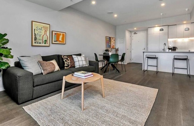Designer luxury 2-bed apartment with car park
