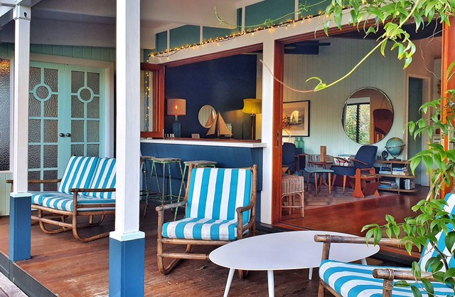 Diseñador Retro Beach Shack en la orilla del lago