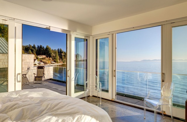 Designer's Luxury Sechelt Beach House-spectacular oceanfront, hot tub, fire bowl