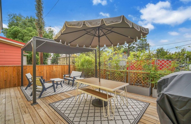 Designer Starland Bungalow, Amazing Patio, Walk Everywhere by Lucky Savannah