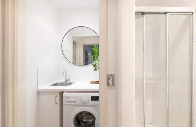 Designer townhome adjacent to East Brunswick Village 2min to tram plus private parking