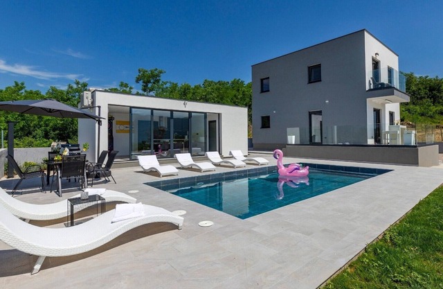 Villa The View / Modern Villa The View in eastern Istria