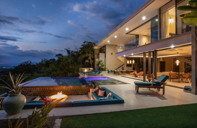 DESIGNER VILLA W/ EXHILARATING OCEAN VIEWS -