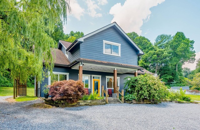 Desirable escape near downtown with firepit, fast WiFi, central AC & kitchenette