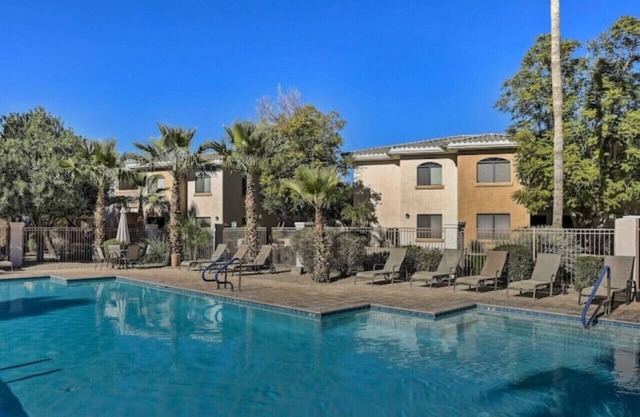 Remodelado! Resort Living- cerrada, 2 BR- piscina climatizada !! Desierto Breeze Condo