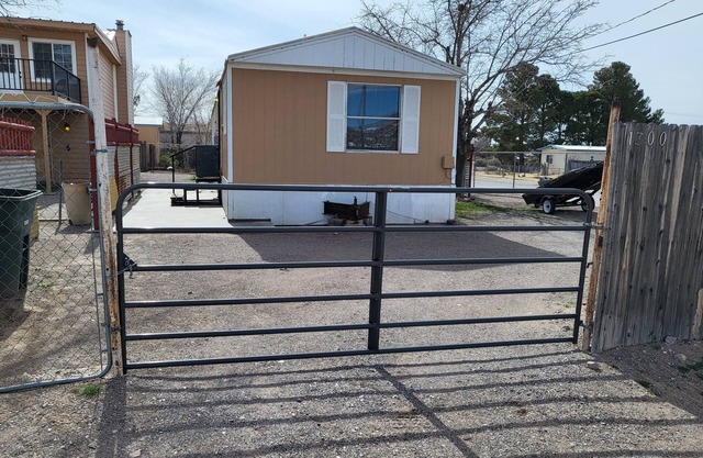 Destination Getaway Cozy King Master 2 br 2 ba sleeps 8 quiet area-Pet Friendly!