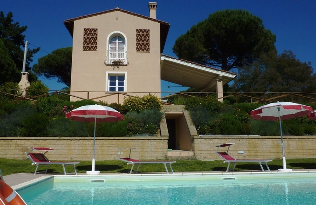 Casa unifamiliar, piscina privada, jardín privado vallado, vista panorámica