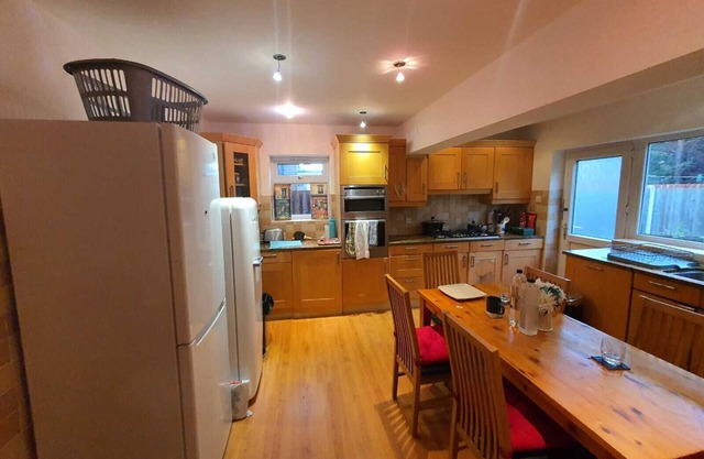 Detached 4-Bed House in Leeds