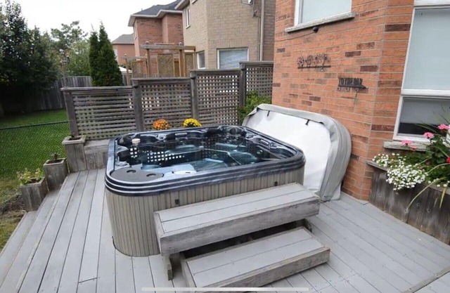 Detached 4 Bedrooms house With Hot Tub