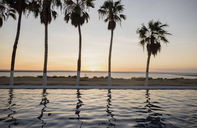 Villa privada independiente de 4 dormitorios y tres baños con parque y piscina compartidos