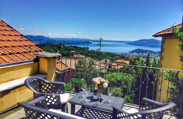 Detached 6½-room house with 2 terraces, a hillside garden, a balcony and a roof terrace