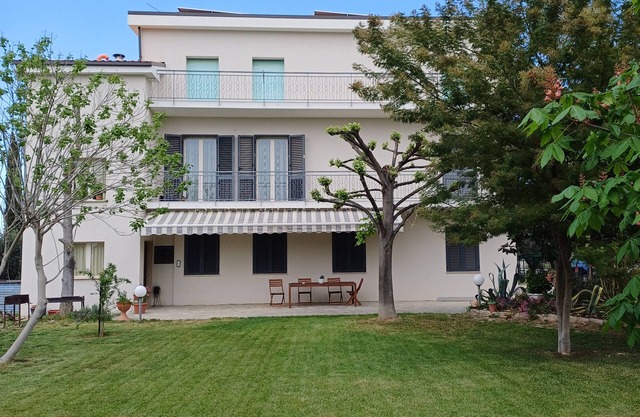 Detached apartment in a very quiet area, with garden available