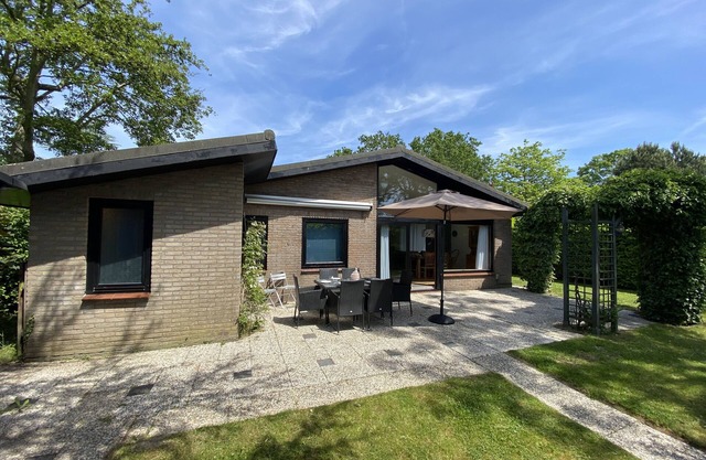 Detached bungalow(max 4 adults with 4 children)quiet location.