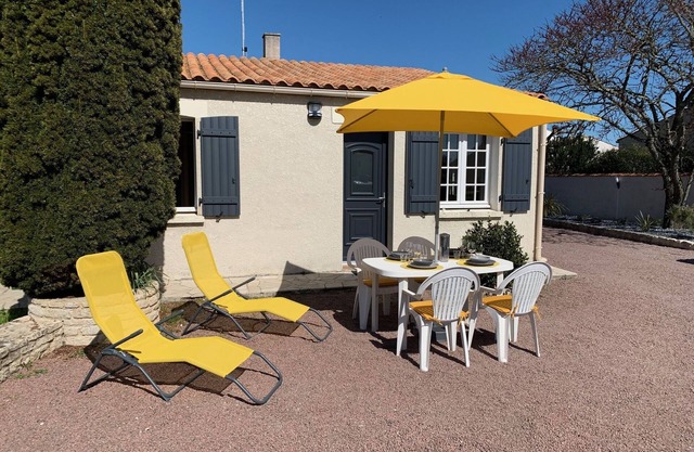 Detached cottage and outdoor space, Wifi, direct access to bicycle path