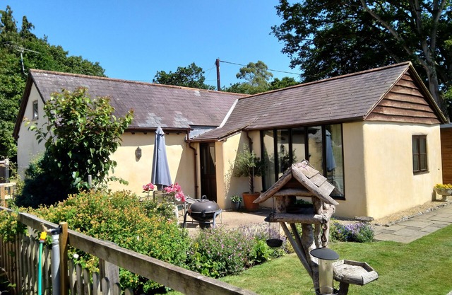 DETACHED COTTAGE 4 STARS. Ensuites. Games Room. Near Moors Valley / New Forest.