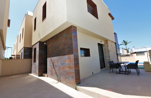Detached villa with private pool close to beach, promenade and Mar Menor
