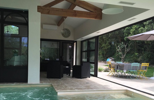 Casa unifamiliar vallada con jardín privado climatizado y piscina cubierta.