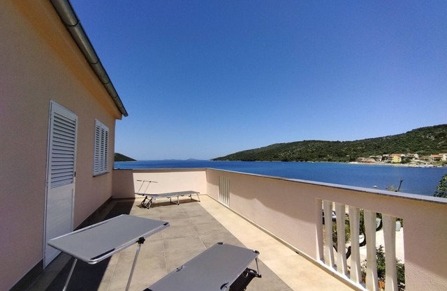 Tranquila casa de vacaciones en Soline con terraza privada