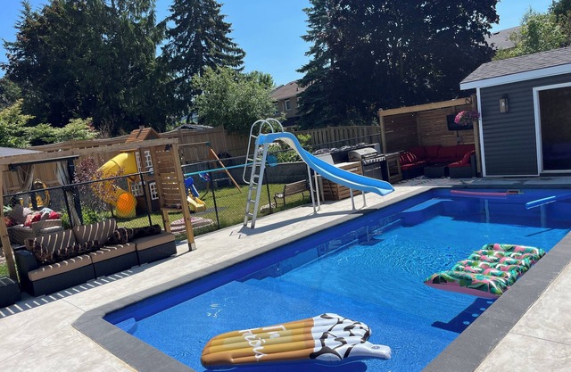Detached home with heated saltwater pool 45 minutes from Toronto
