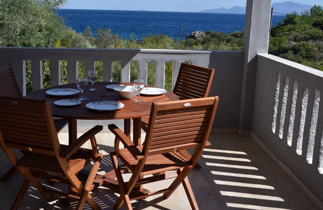VILLA SIESTA- CON VERANDA- VISTA AL MAR -JARDIN GRANDE- CERCA DE LA PLAYA