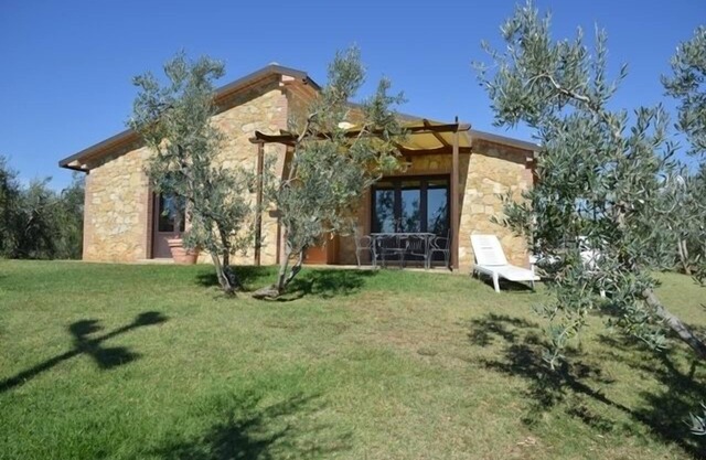 Casa unifamiliar de 100 metros cuadrados, en piedra, 7 pax, jardín, maravillosa vista al mar.