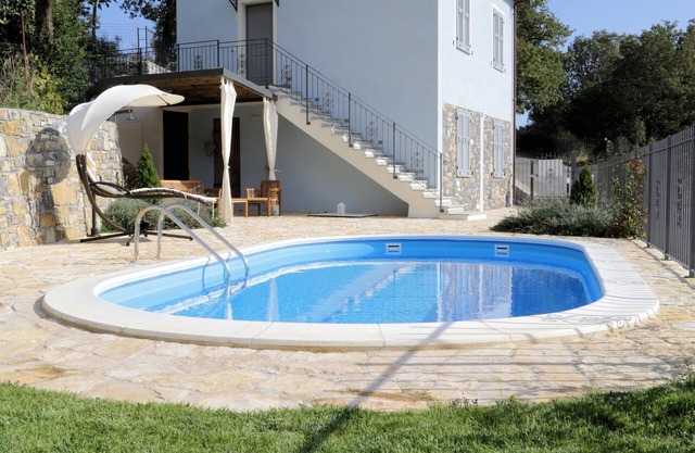 Casa unifamiliar, con piscina, vista abierta, barbacoa y parking privado.