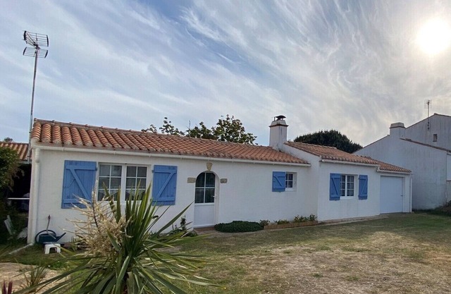 Detached house with dishwasher, enclosed garden, near beach and center